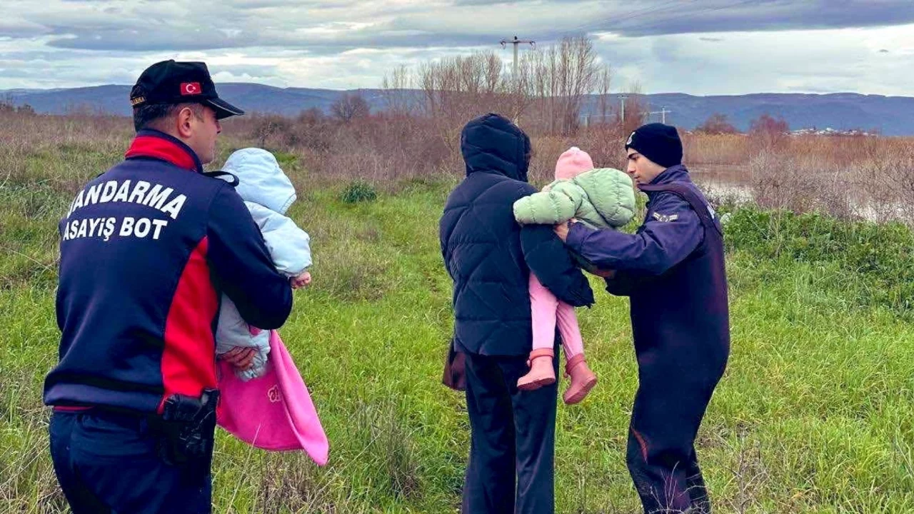 Uluabat Gölü taştı! Bursa'da evde mahsur kalan aile kurtarıldı