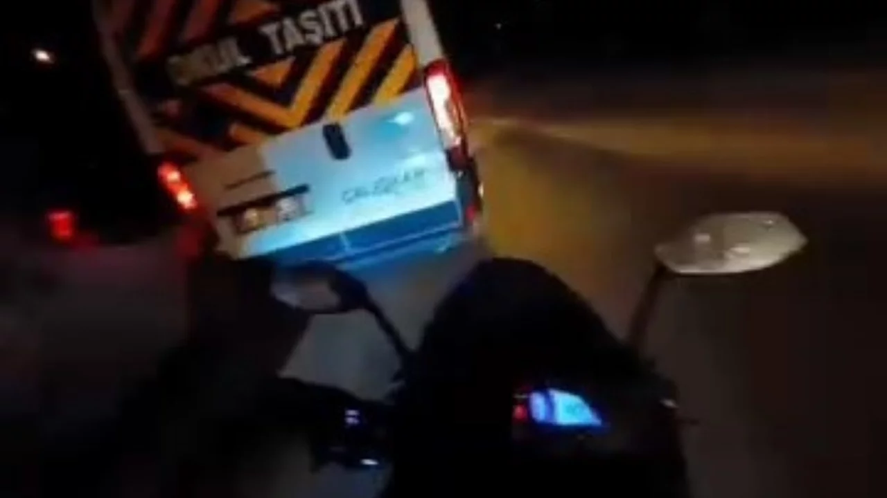 Bursa'da motosikletlinin kazadan kurtulduğu anlar kamerada