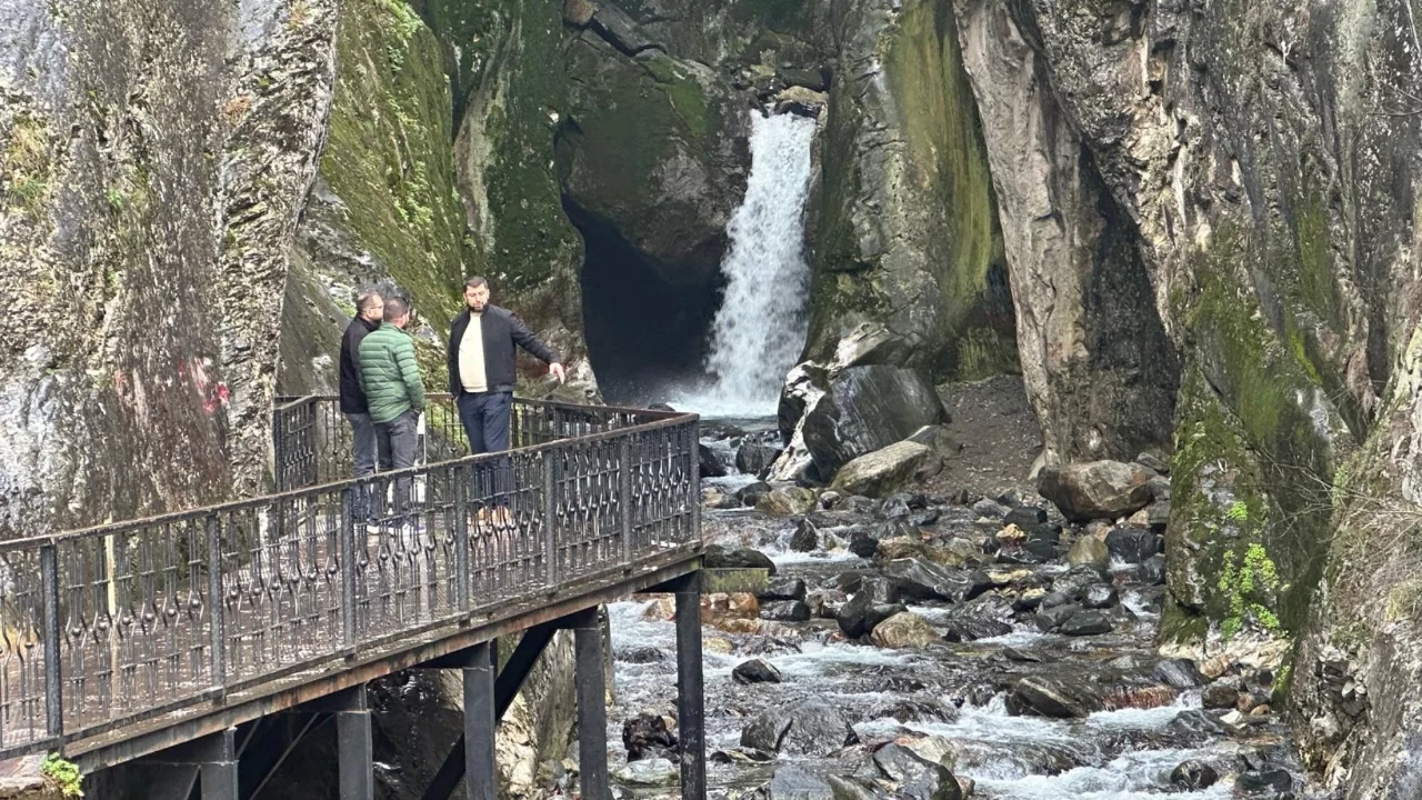 Yazın kurumak üzereydi, Saitabat Şelalesi kar yağışıyla yeniden coştu