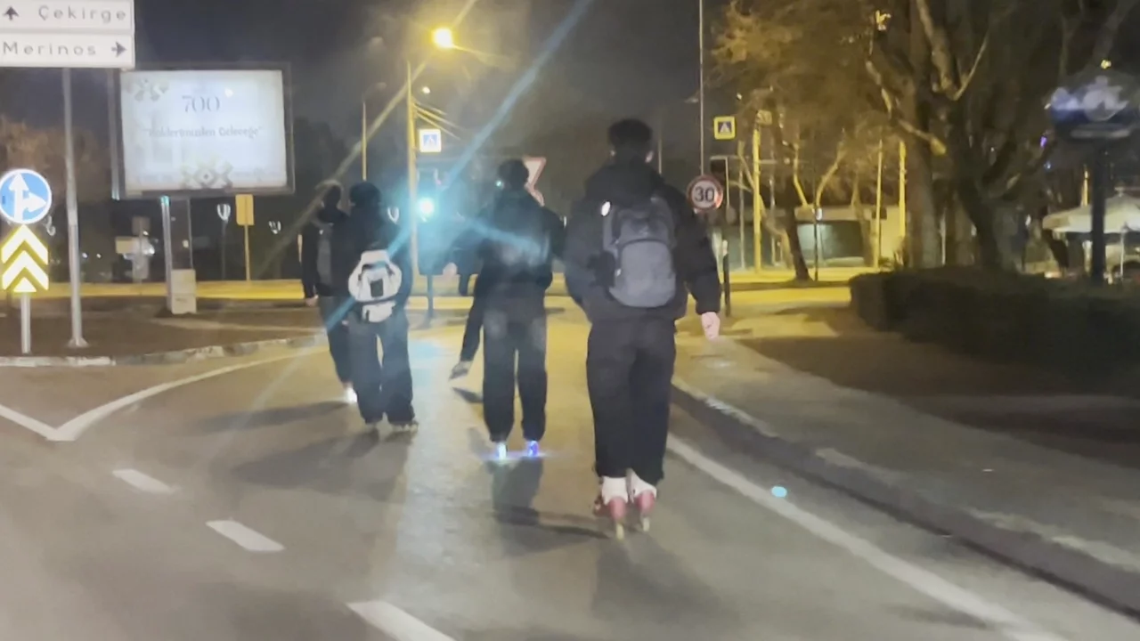 Bursa'da patenli gençler kazaya davetiye çıkardı