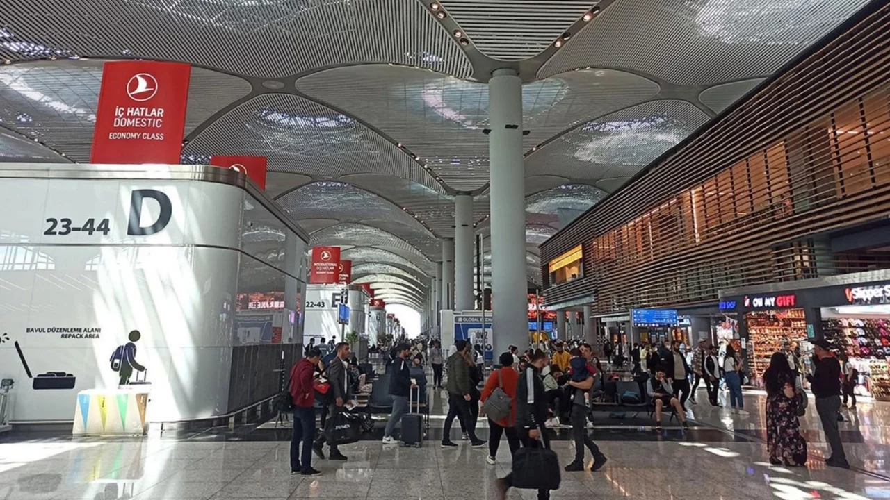 Boğazına yiyecek kaçan kadın Heimlich manevrasıyla kurtarıldı