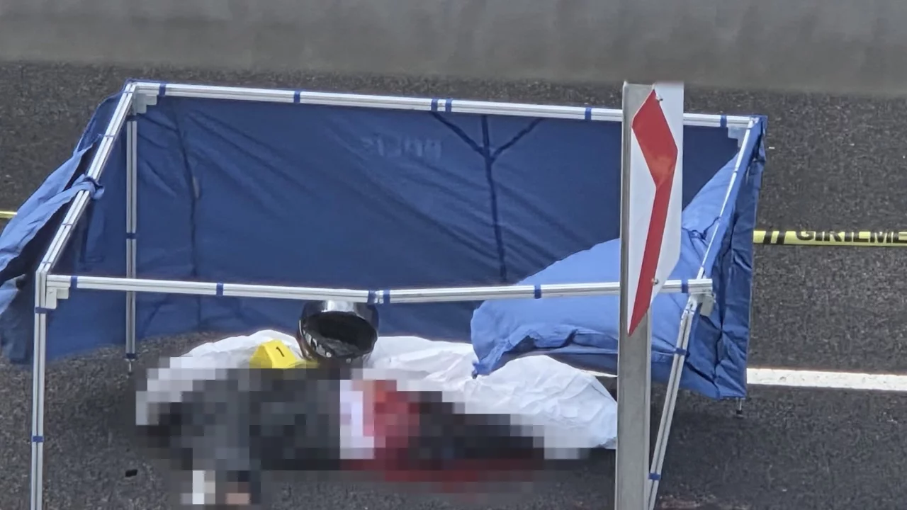 Bariyere çarpan motosikleti sürücünün üzerinden otobüs geçti