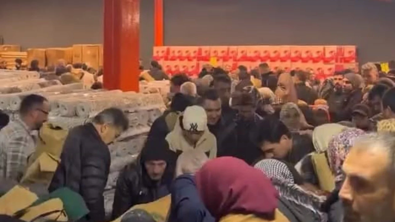 Bursa'da 100 liralık ürünler için birbirlerini ezdiler