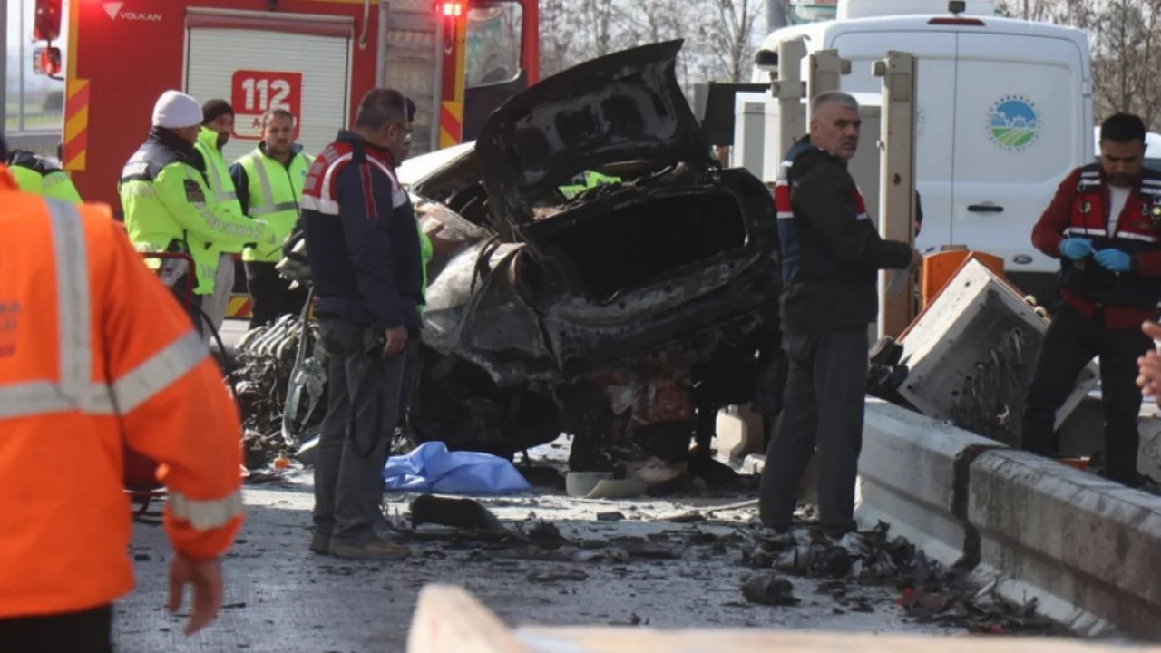 Gişelere ok gibi saplanan araçta can verdi!