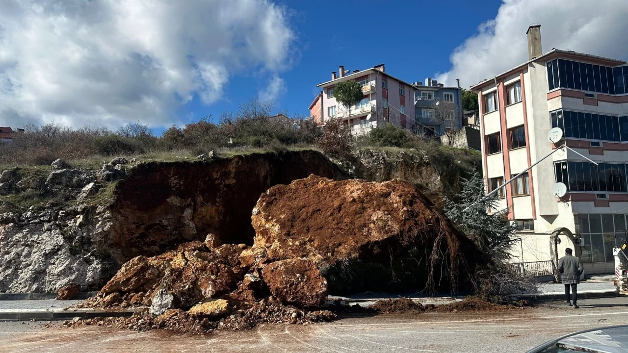 Balıkesir'de dev kaya parçası yola düştü