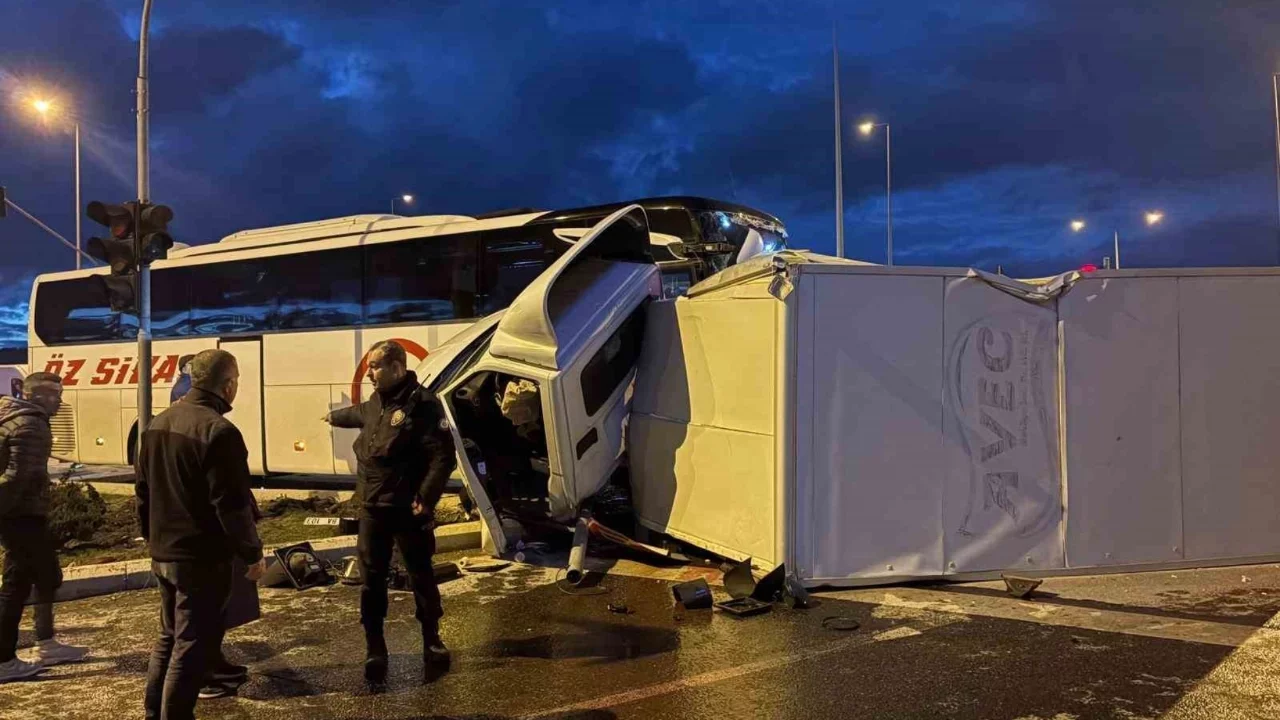 Yolcu otobüsü ile kamyonet çarpıştı: Çok sayıda yaralı
