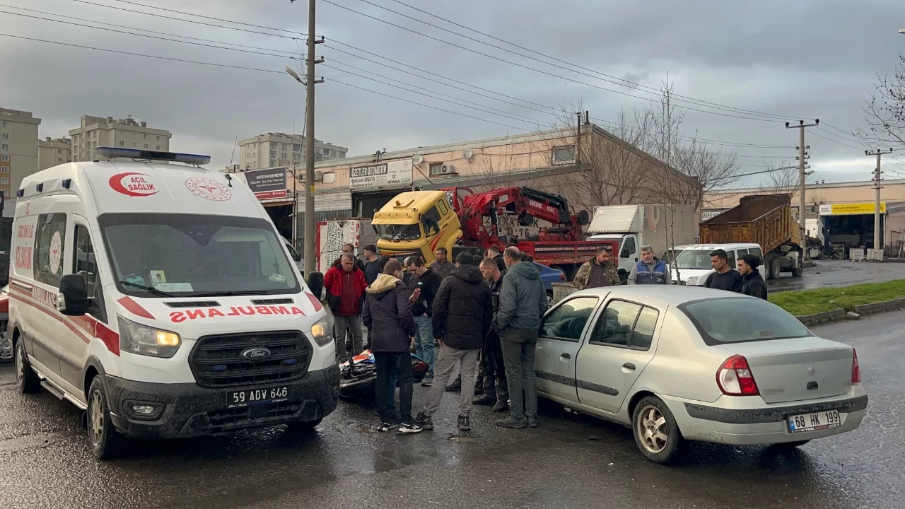 Tekirdağ'da otomobille çarpışan motosikletli yaralandı