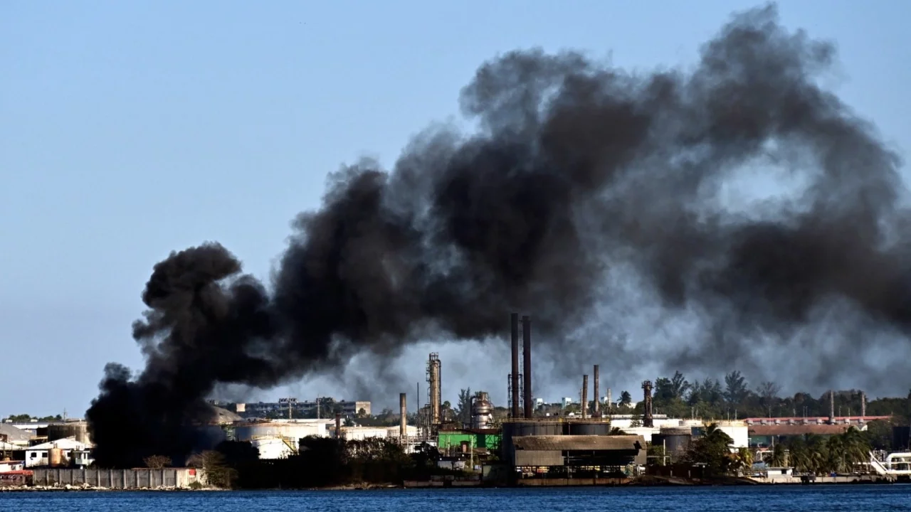 Küba'daki petrol rafinerisinde yangın