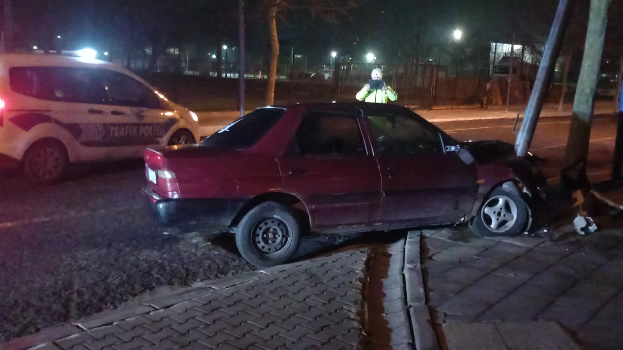 Demir direğe saplandı, hurdaya dönen araç sürücüsü kayıplara karıştı