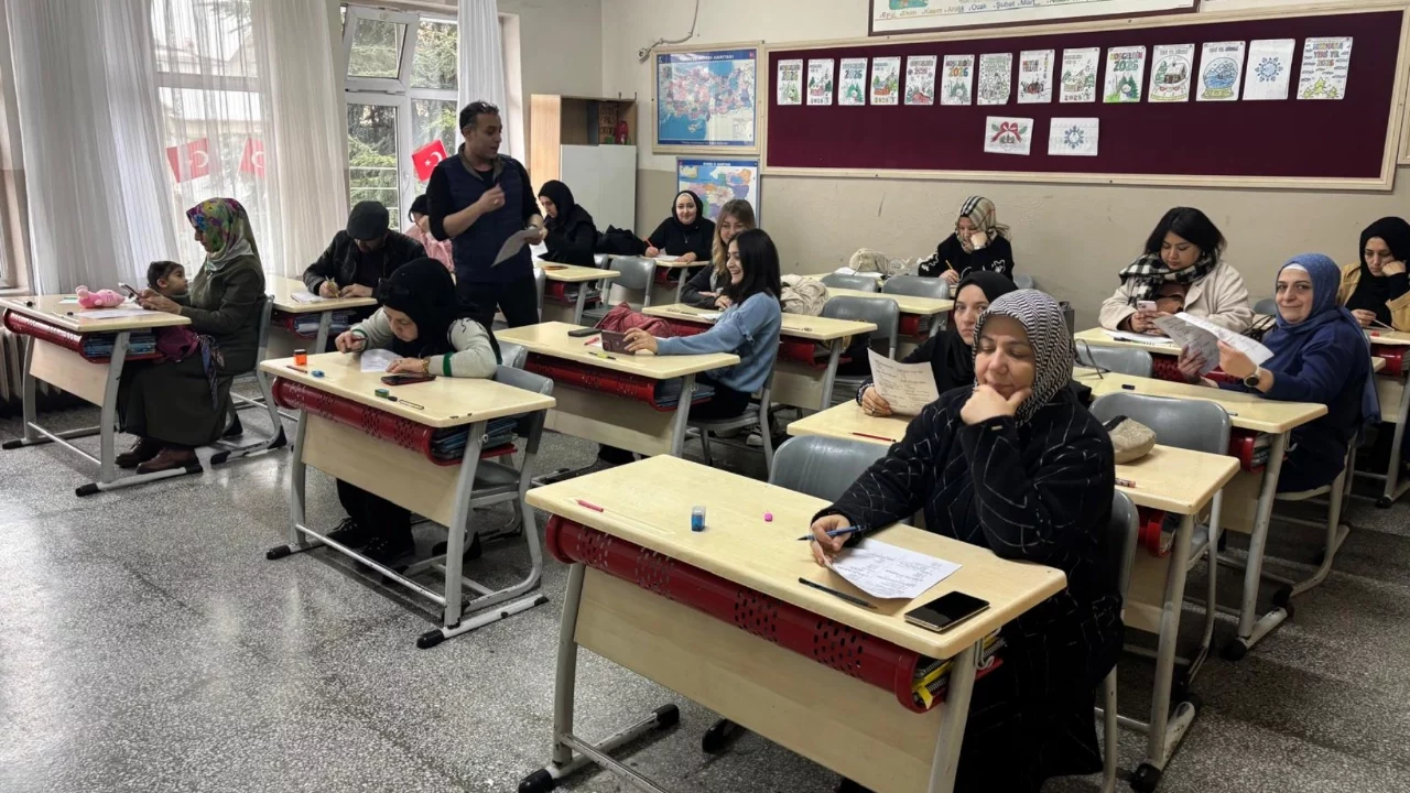 Bursa'da ilkokulda veliler kitap okuma yarışmasında ter döktü