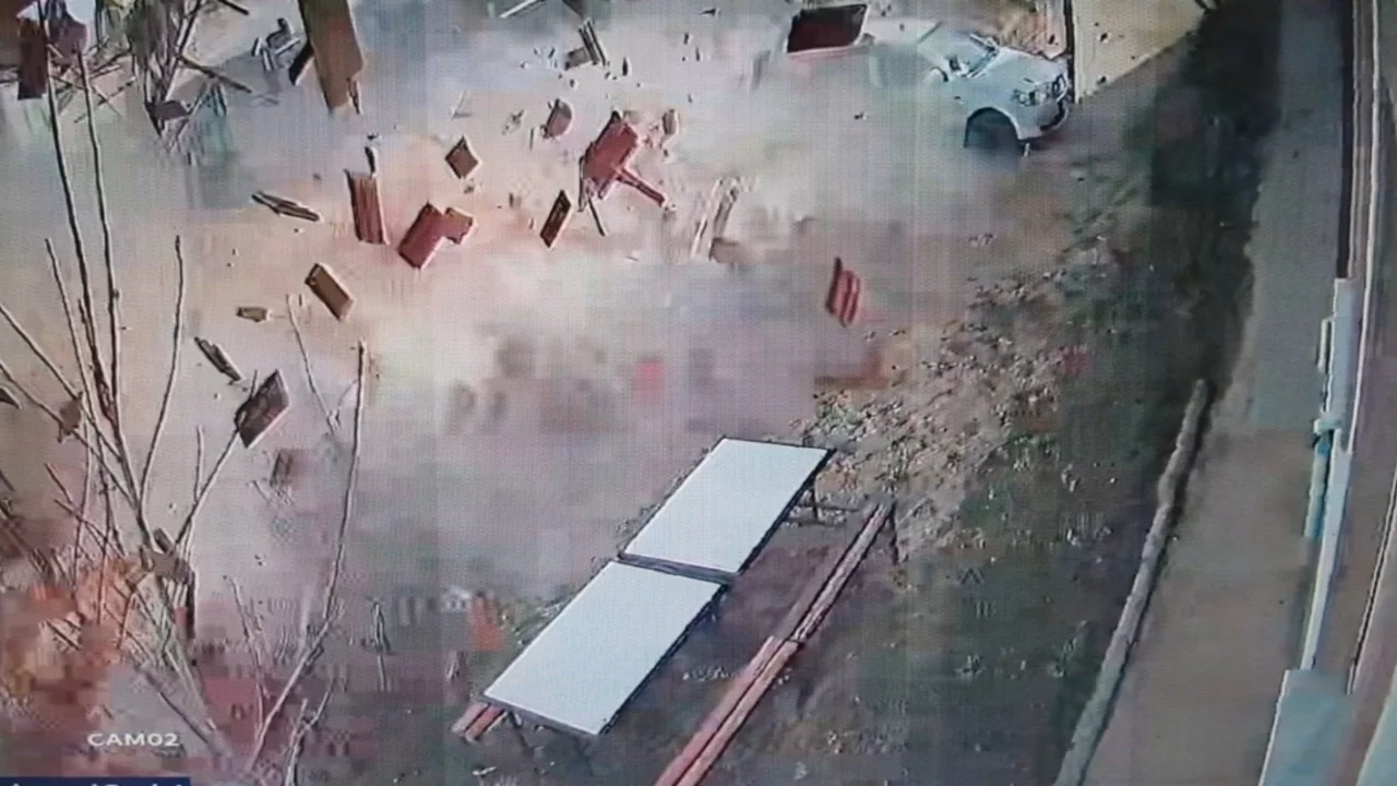 Uçan çatının altında kalmaktan saniyelerle kurtuldu