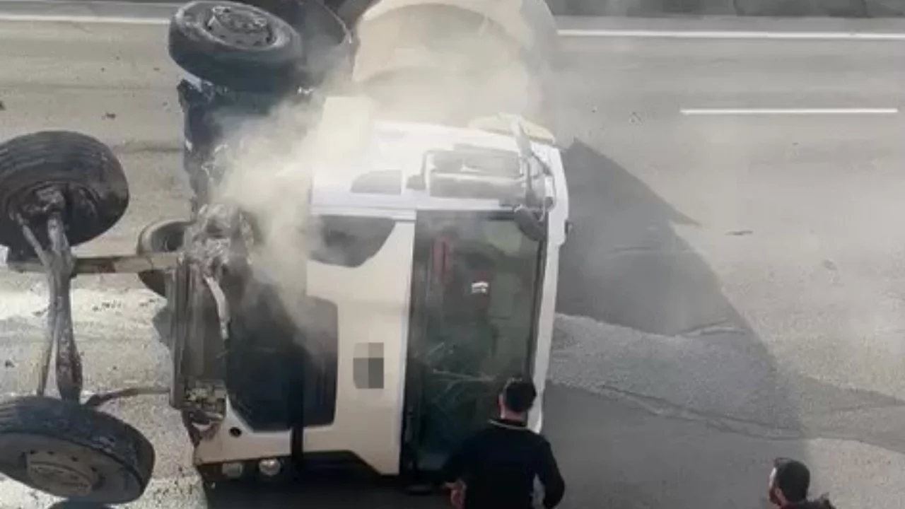 Devrilen beton mikserinin içinde mahsur kaldı, balyozla kendini kurtardı