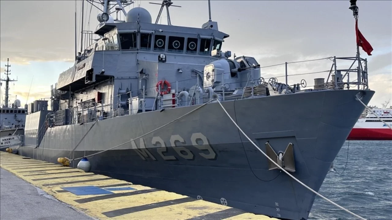 Türk Deniz Kuvvetlerine ait "TCG Anamur" mayın avlama gemisi Yunanistan'da
