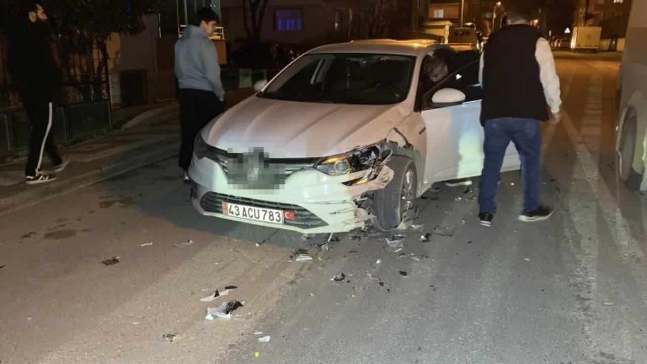 Bursa'da otomobil ile motosiklet kafa kafaya çarpıştı: 2 yaralı