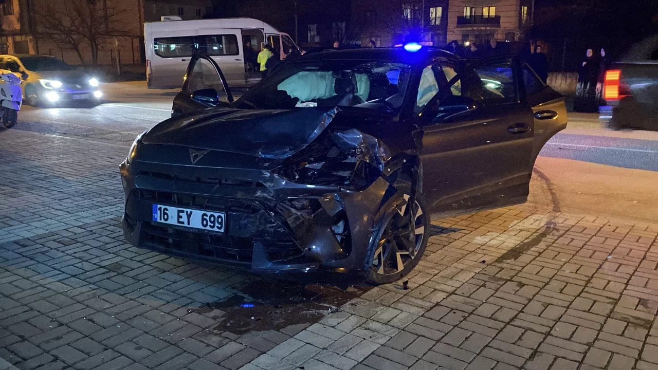 Bursa'da otomobil ile minibüs çarpıştı: Çok sayıda yaralı