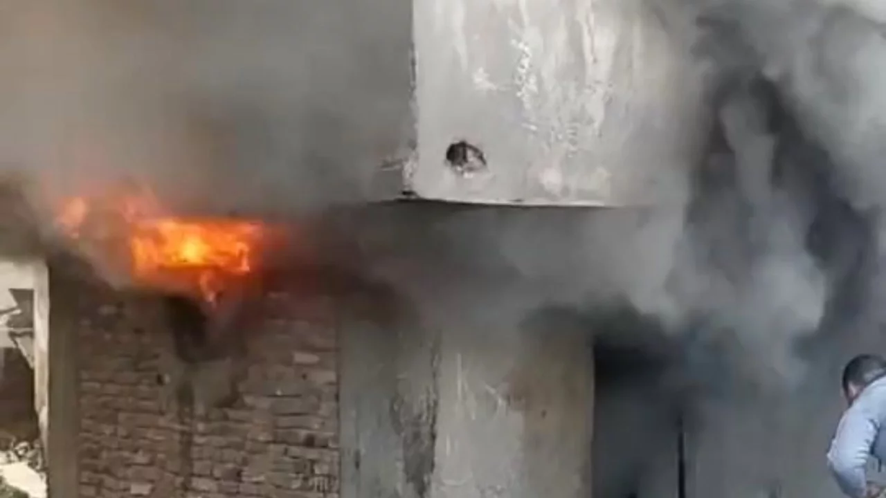 Bursa'da metruk bina alev alev yandı