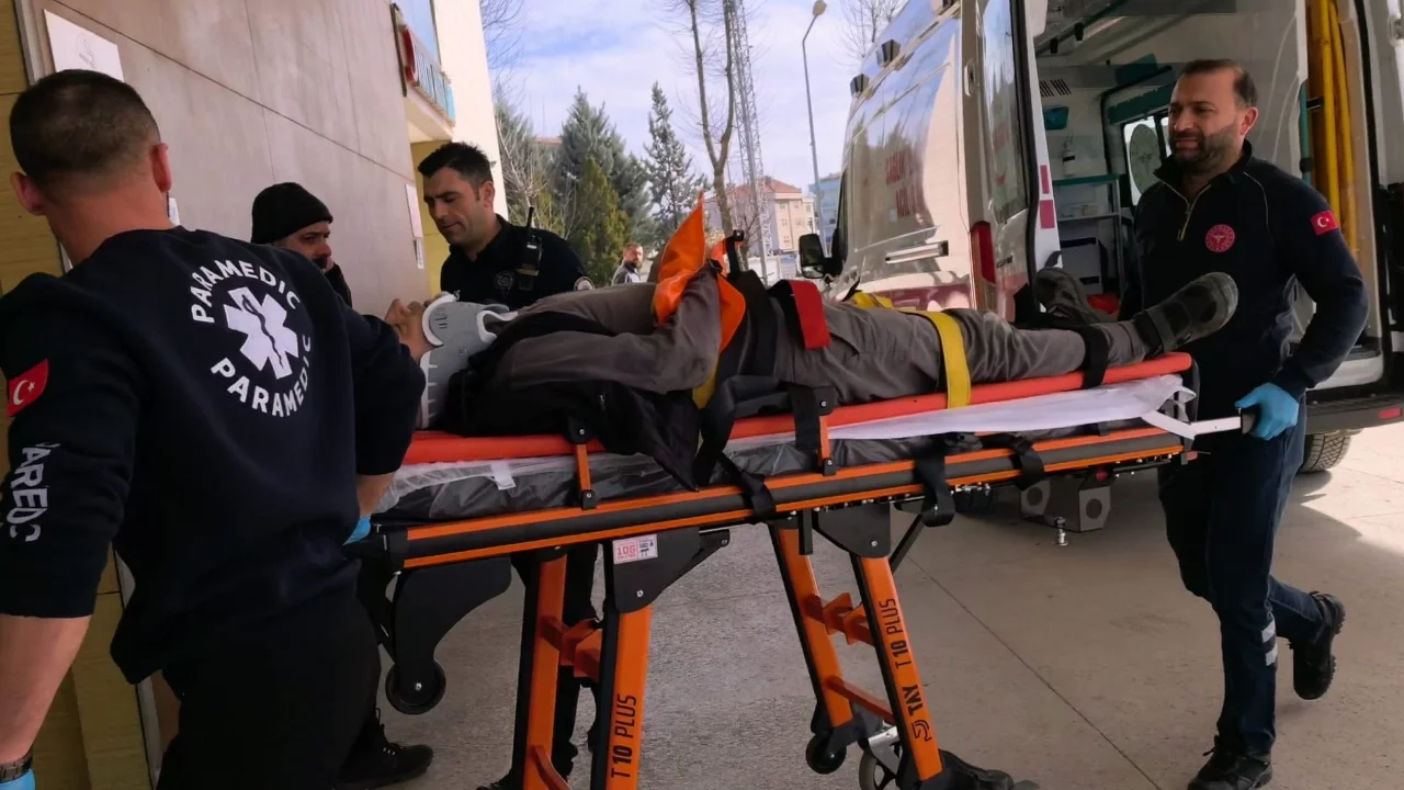 Bursa'da evinin bahçesindeki ceviz ağacını budamak isterken düşen kişi yaralandı