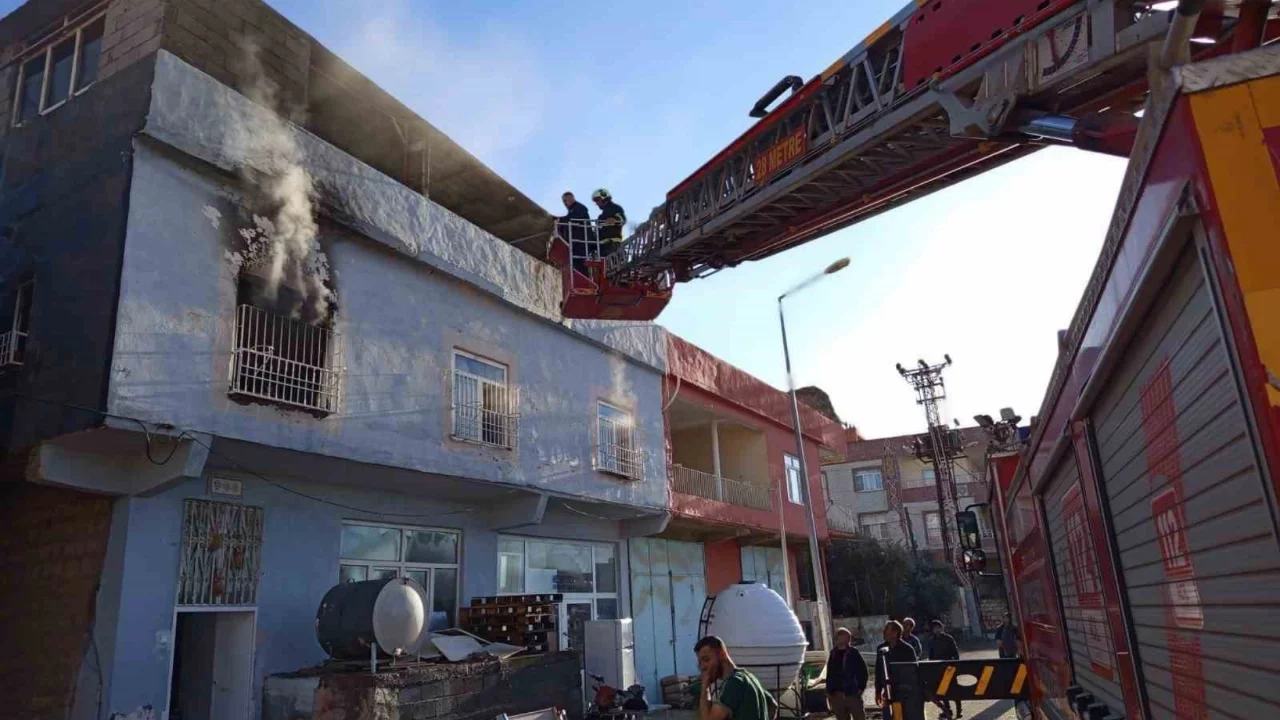 Mardin'de müstakil evde yangın çıktı: 3 kişi dumandan etkilendi