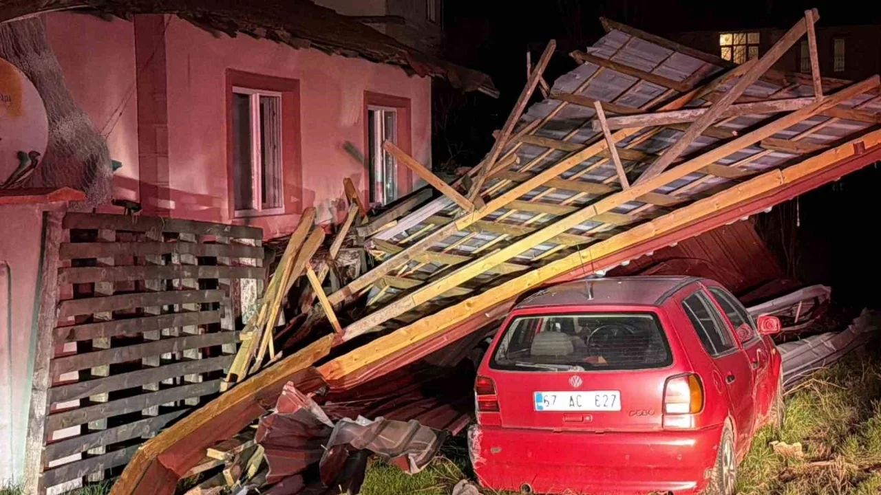 Düzce'de çatı uçtu: Ev karavan ve otomobilde hasara yol açtı