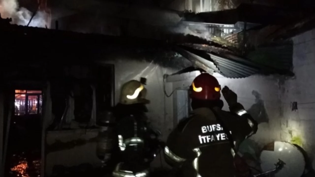 Bursa'da korku dolu anlar! Tek katlı müstakil ev alevlere teslim oldu