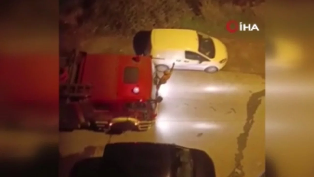 Cinnet getirip evini ateşe verdi, itfaiye ekiplerine engel olmaya çalıştı