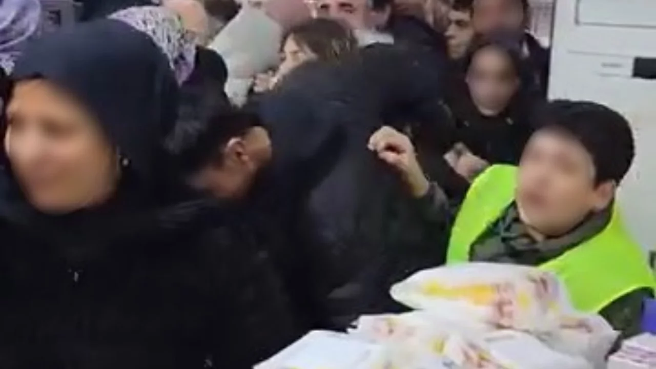 Bursa'da indirim izdihamı: Mağaza önü savaş alanına döndü!