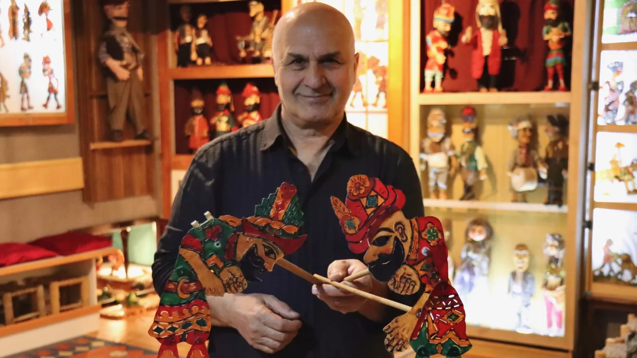 Bursa'da Nevzat Çiftçi, ramazanda yeni "Karagöz ile Hacivat" oyunlarıyla hayal perdesinde olacak