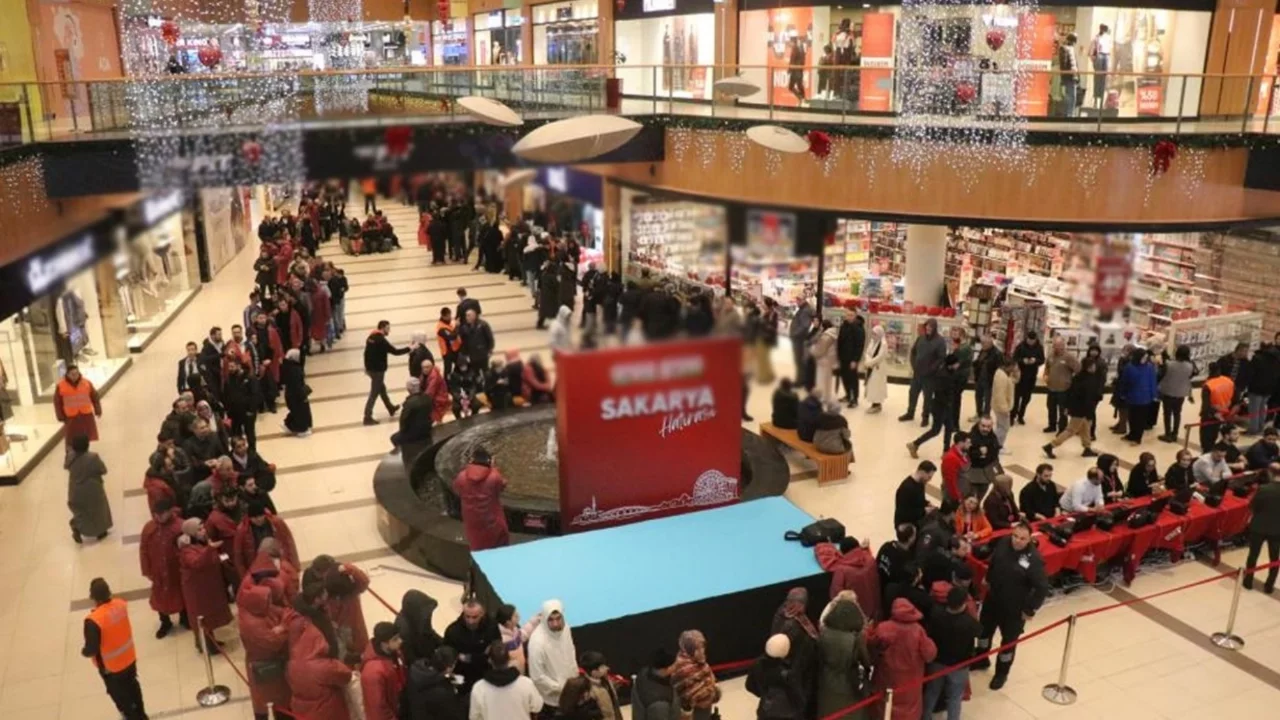İndirim için geceden çadır kurup saatlerce yağmur altında beklediler