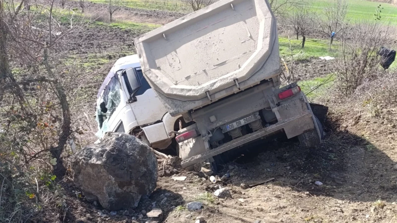 Bursa'da feci kaza! Tır ile otomobil çarpıştı, 1 ölü 1 yaralı