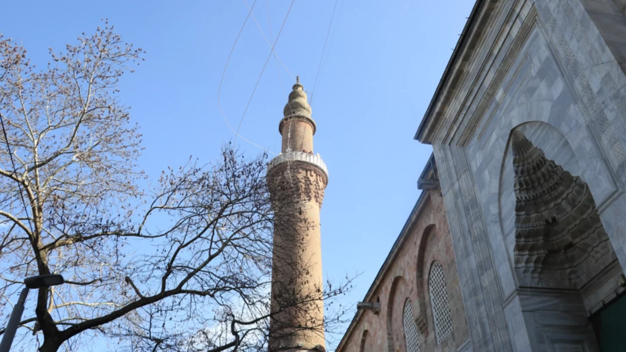 Bursa'daki tarihi Ulu Cami'ye "Kul hakkından sakın" yazılı mahya asılıyor