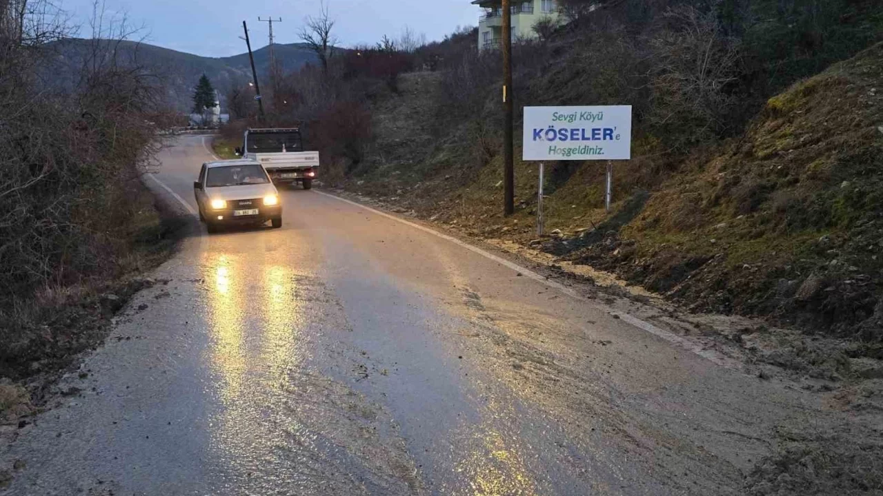 Ankara Beypazarı'nda kayalar yolu ulaşıma kapattı