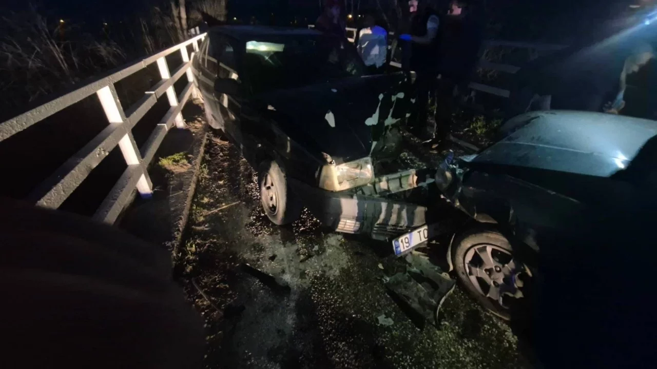 Bursa'da iki otomobil kafa kafaya çarpıştı! Yaralılar var