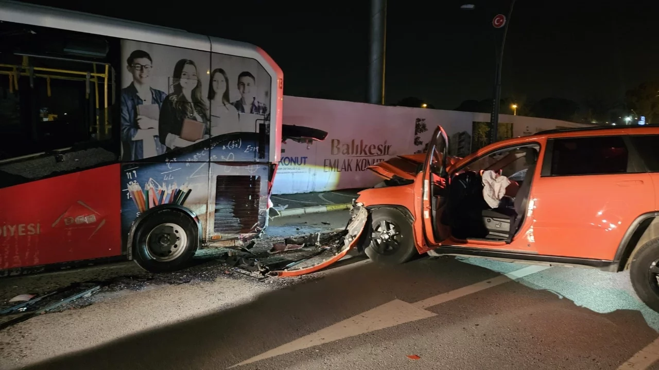Balıkesir'de otomobil park halindeki otobüse çarptı: 1 yaralı