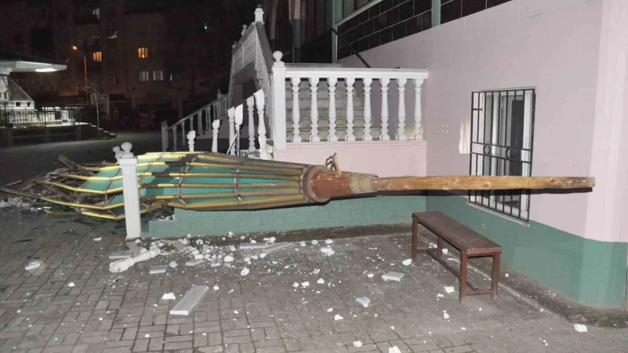 Salihli'de şiddetli fırtına minarenin külahını uçurdu, çok sayıda ağaç devrildi