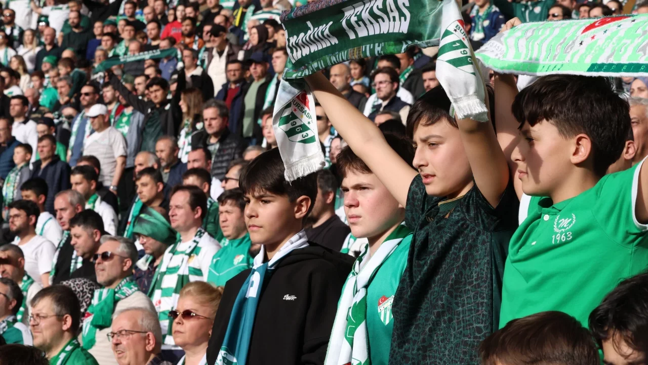 Geleceğin Bursasporlu taraftarları tribünlerde yerini aldı