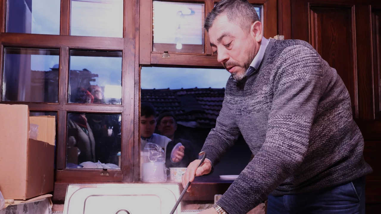 Osmangazi Belediyesi'nden vatandaşlara çorba ve ekmek ikramı