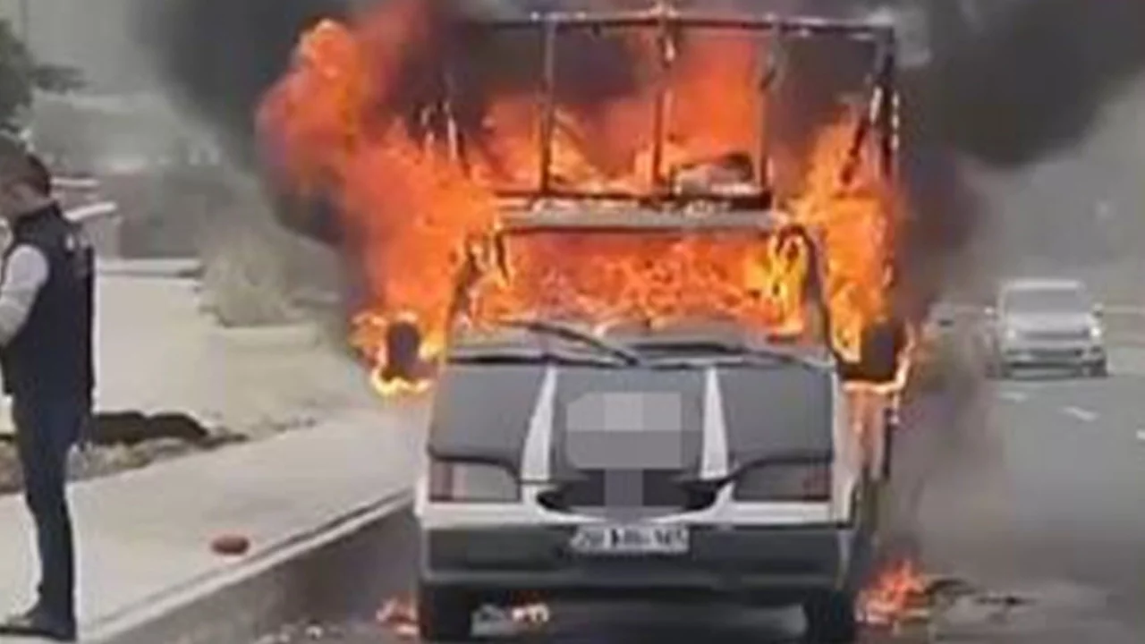 Denizli'de seyir halindeki araç alev alev yandı