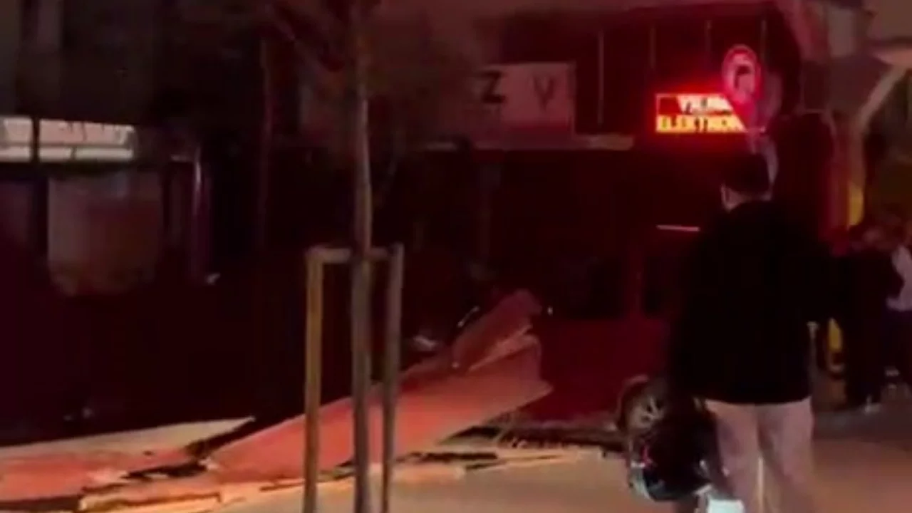 İstanbul'da fırtına nedeniyle bazı binaların çatıları uçtu