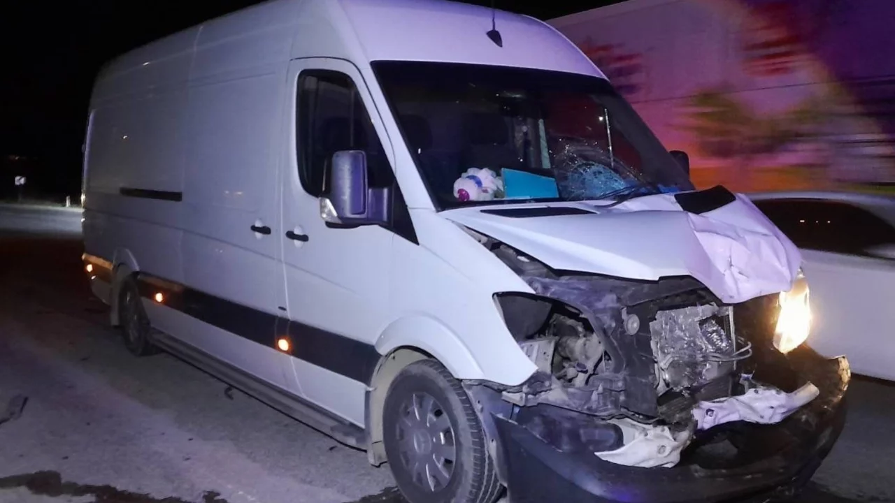 Minibüse çarpan motosikletin sürücüsü hayatını kaybetti