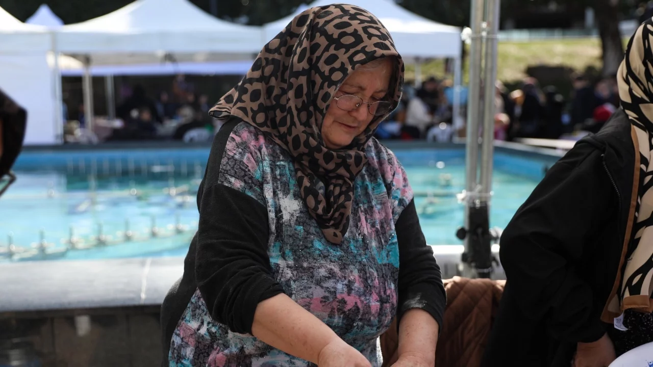 Bursa'da 'Meydan Kadınların' dayanışma pazarına yoğun ilgi