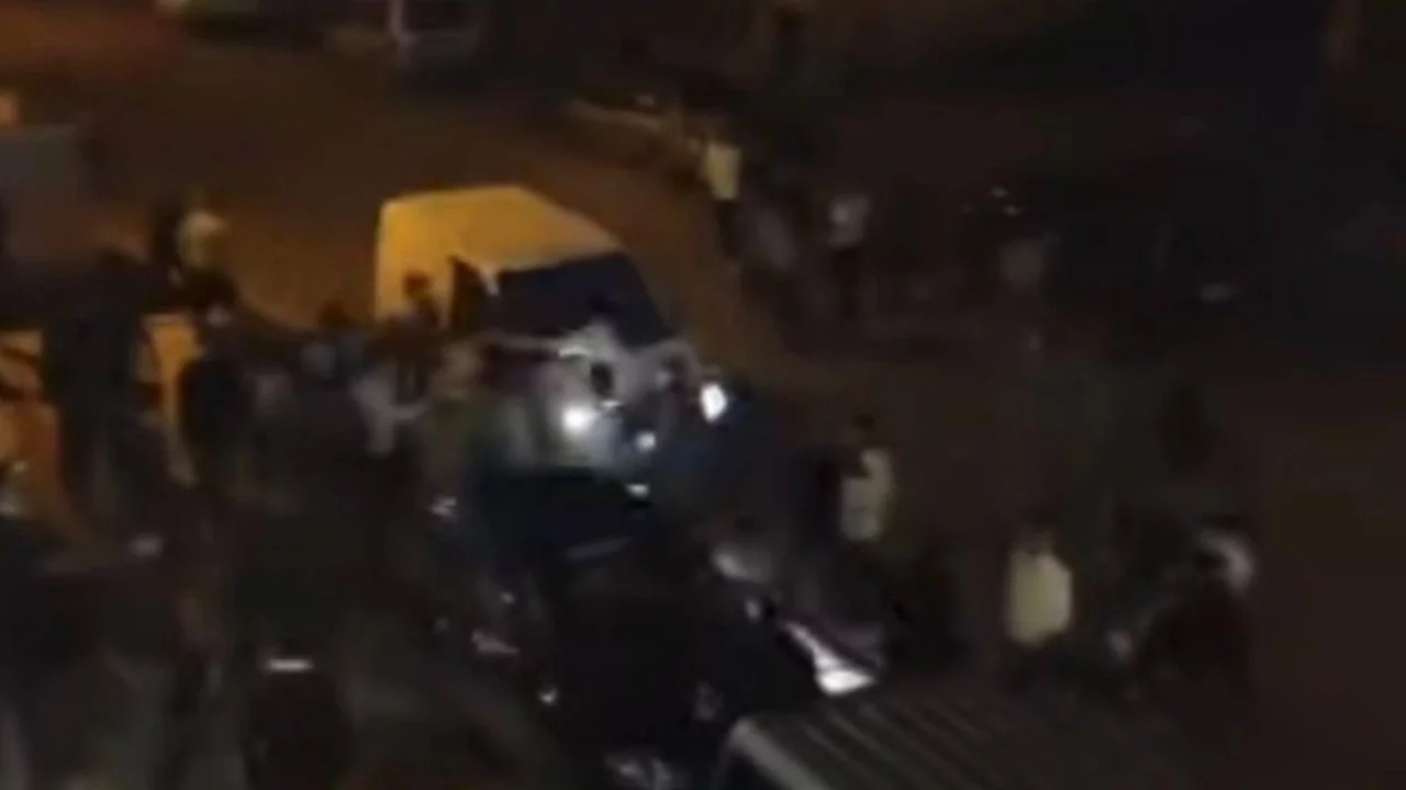 Aracıyla kavga eden kalabalığın arasına daldı