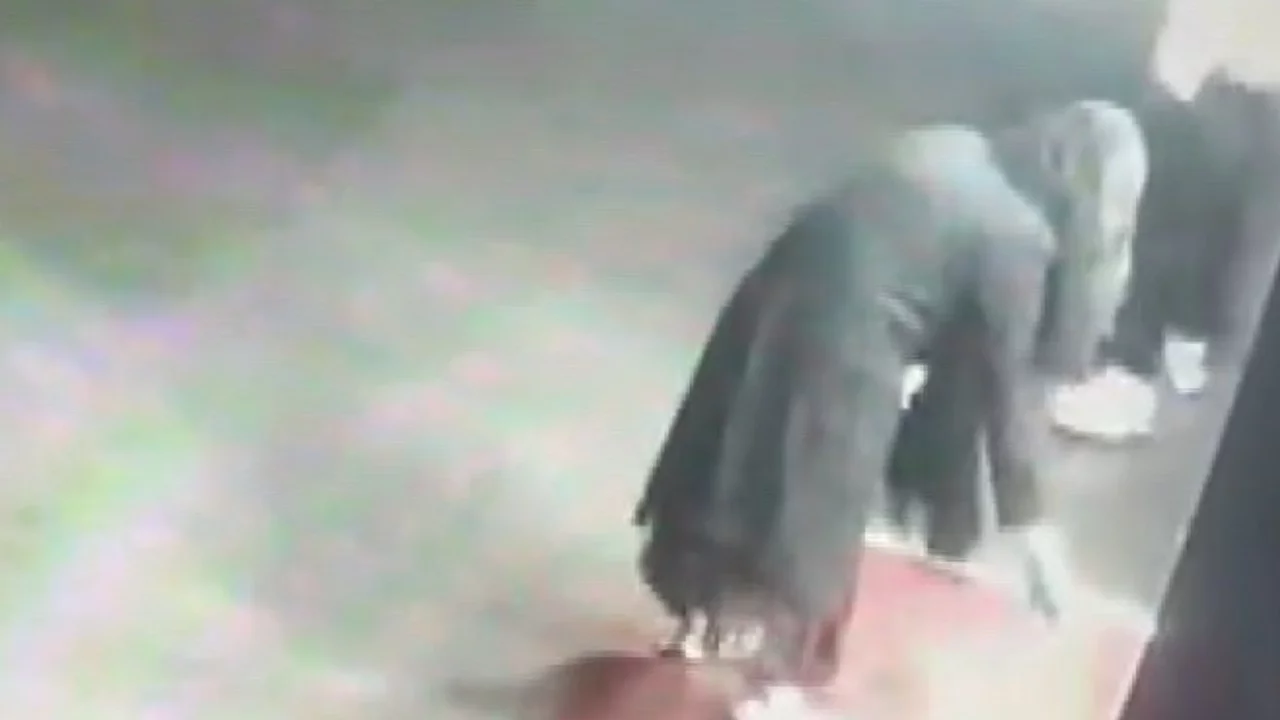 Apartmanda büyü paniği: Gece gelip idrar ve toz döktüler