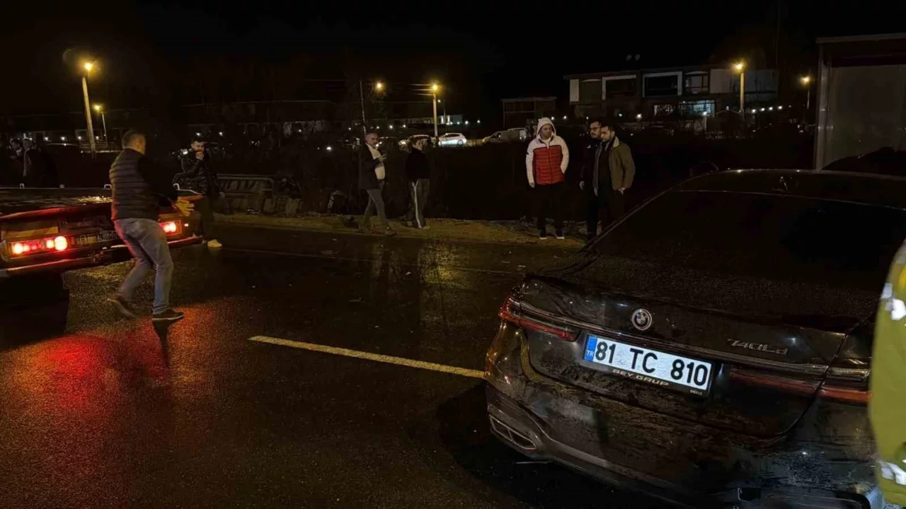 Düzce'de otomobil halk otobüsü ile çarpıştı: 5 kişi yaralandı