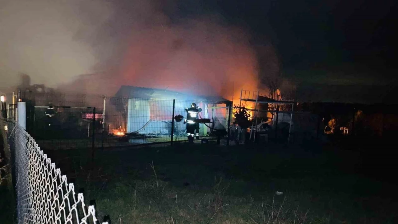 Tekirdağ'da kır evi yanarak küle döndü