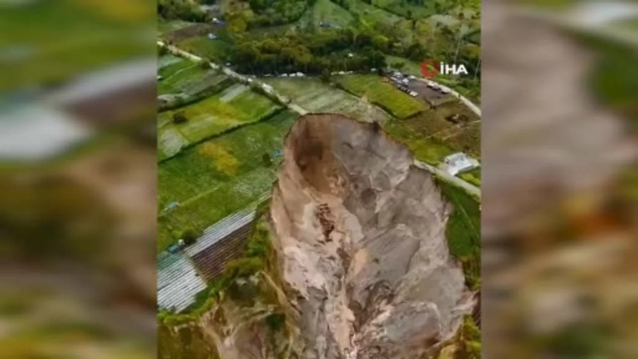 Endonezya'da devasa obruk tarım arazisini yuttu