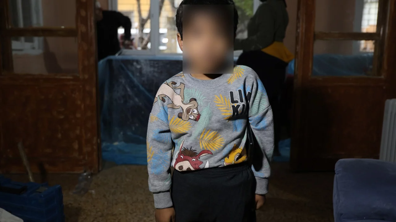 Otogarda söyledikleriyle yürekleri dağlayan çocuk ve ailesi, yeni evlerine kavuştu