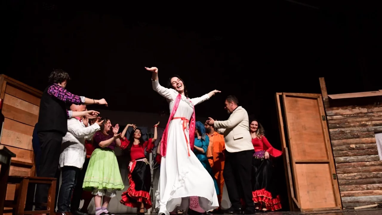 Osmangazi'de 'Deli Ayten' müzikali yüreklere işledi