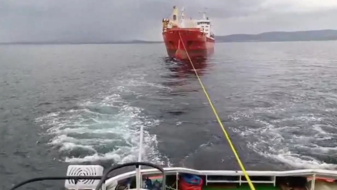 Çanakkale Boğazı'ndan geçen kuru yük gemisinde arıza