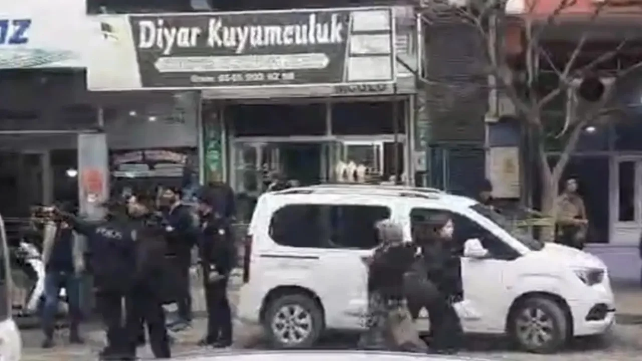 Kuyumcuya biber gazıyla saldırdılar! 1 kilo altın çalan 2 şüpheli yakalandı, 1'i hala aranıyor