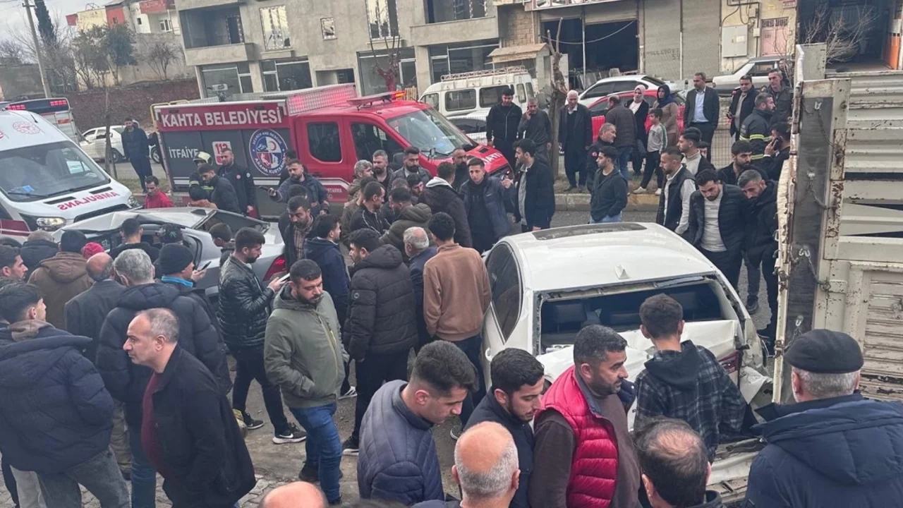 Otomobil park halindeki araçlara çarptı: 1'i ağır çok sayıda yaralı